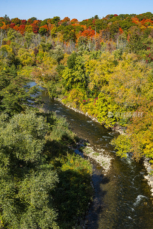 从上方俯瞰Credit River Valley，在蓝天的映衬下，缤纷的秋叶